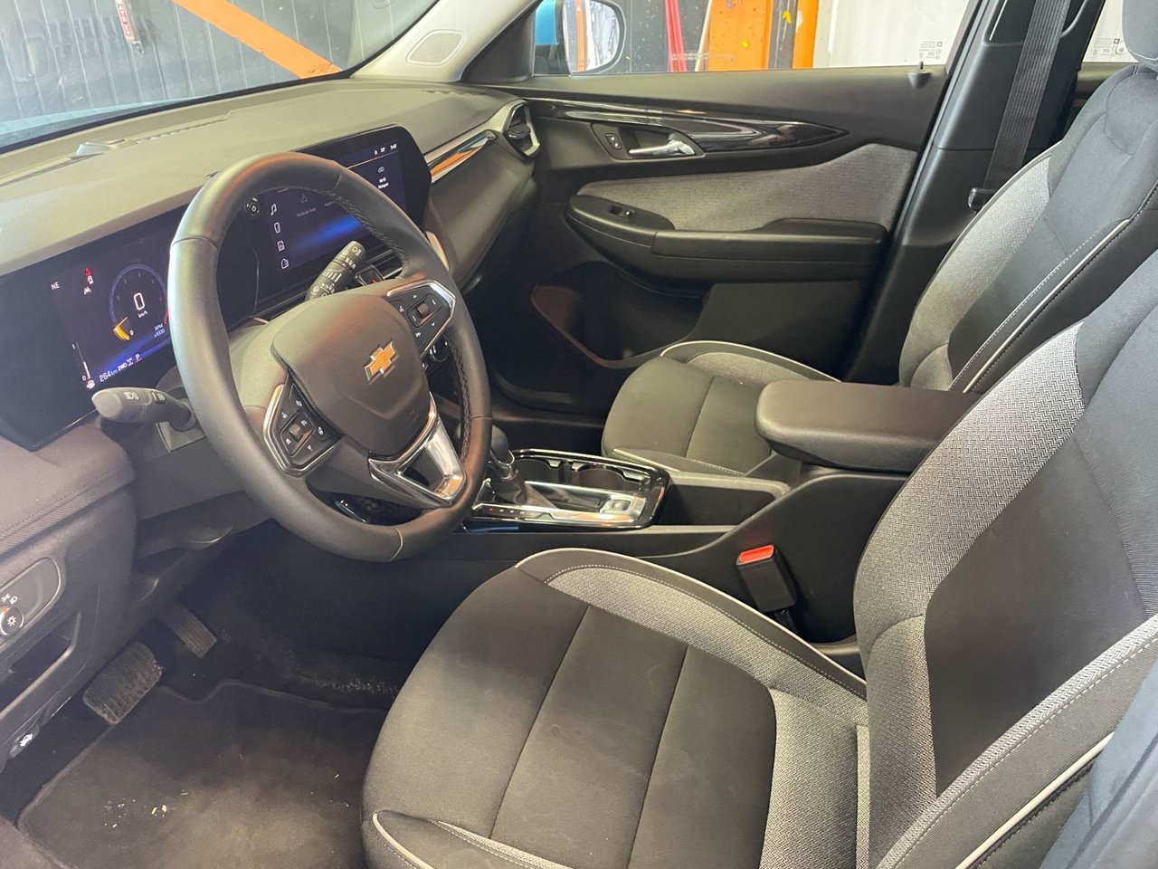Chevrolet Trailblazer LT AWD *SIÈGES / VOLANT CHAUF* CARPLAY *BAS KM* 2026 Bleu Marina Saint-Jérôme - photo #2