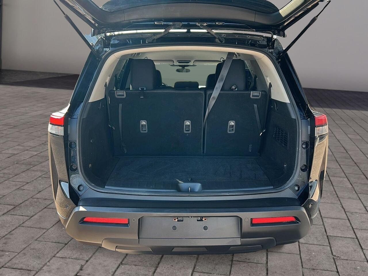 2022 Nissan Pathfinder S Black Québec - photo #5