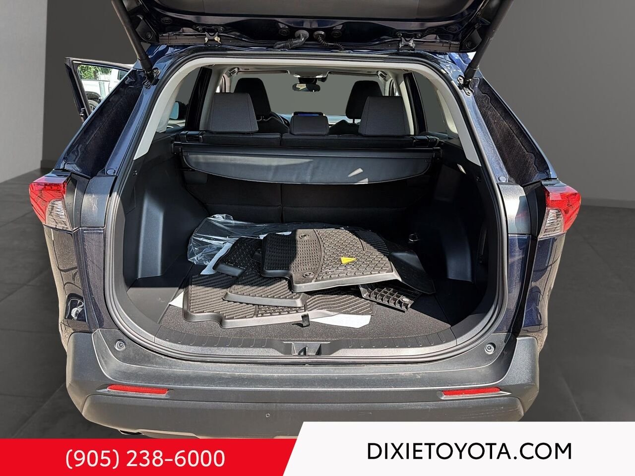 2025 Toyota RAV4 Hybrid XLE AWD / CLEAN CARFAX / HEATED SEATS / MOONROOF / ALLOY WHEELS / CARPLAY AND ANDROID AUTO Blue Mississauga - photo #20