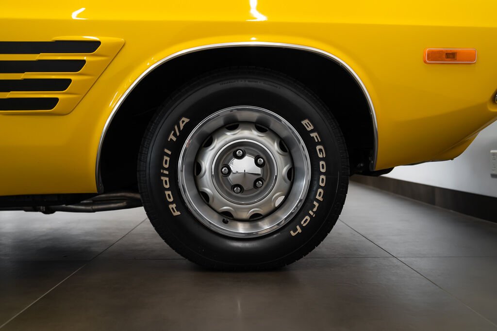 Dodge Challenger 1972 Jaune Montréal - photo #7
