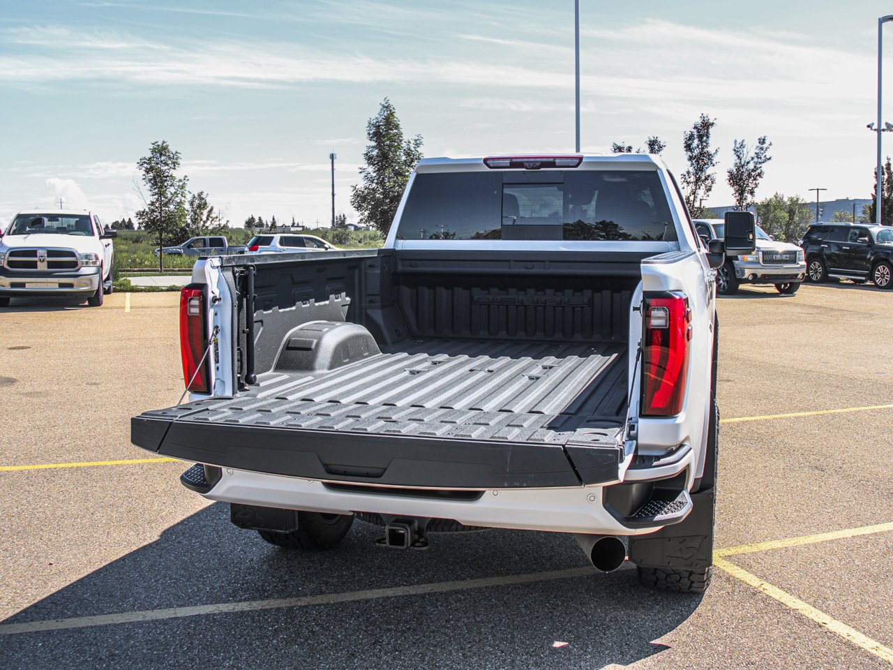 2024 GMC Sierra 3500HD 4WD Crew Cab 159 Denali Ultimate White Sherwood Park - photo #7