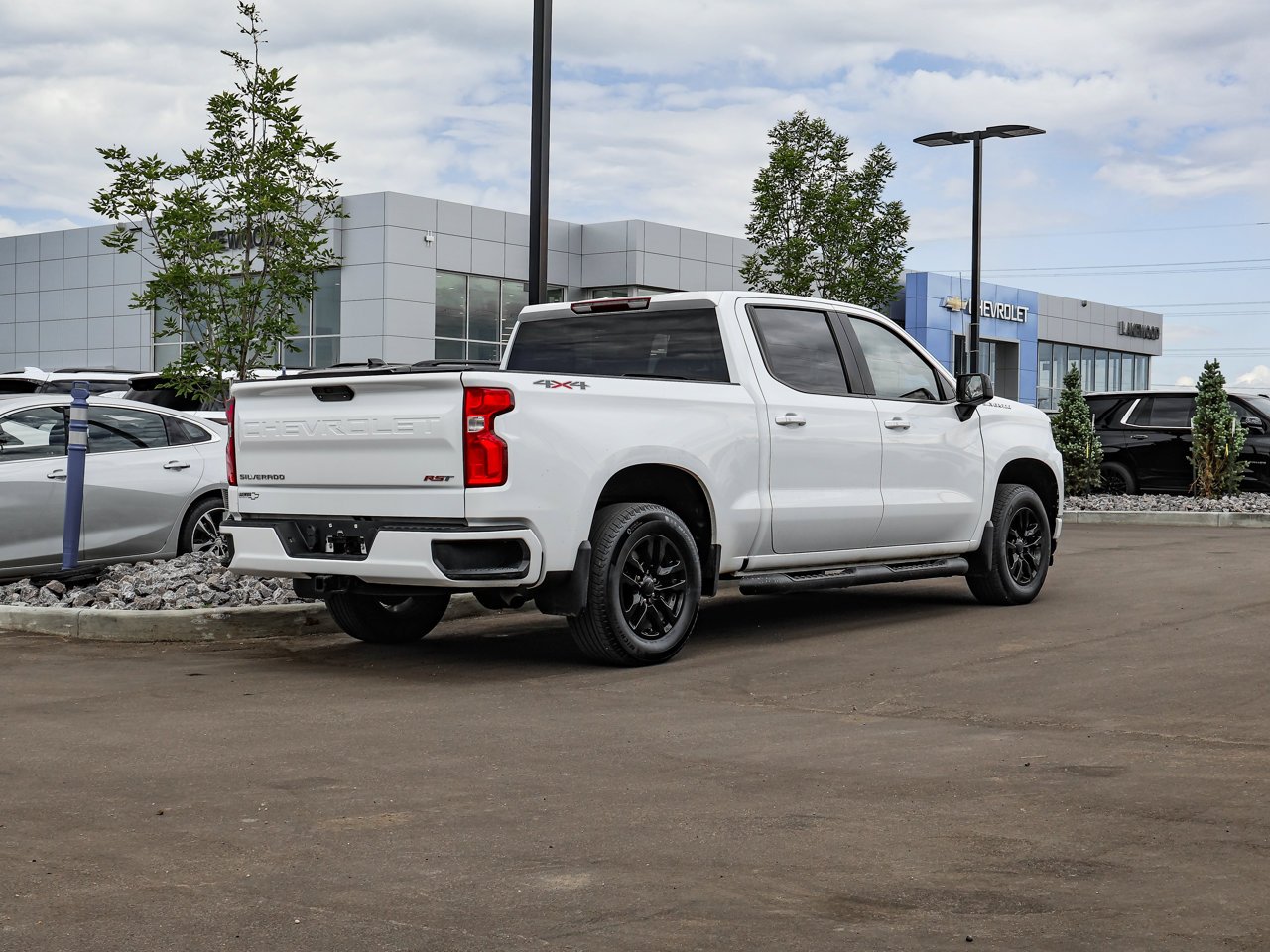 2019 Chevrolet Silverado 1500 4WD Crew Cab 147 RST White Sherwood Park - photo #7