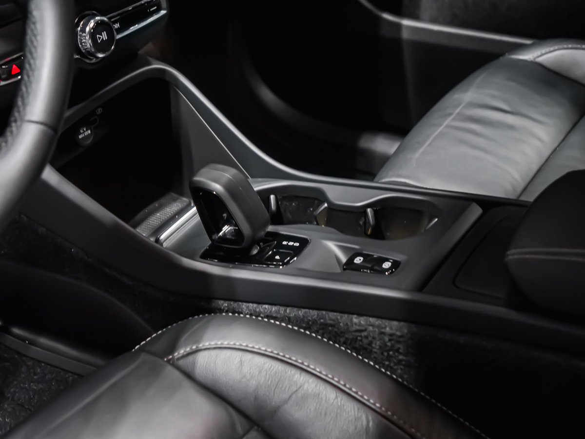 2023 Volvo XC40 B4 CORE CLIMATE Grey Montreal - photo #6