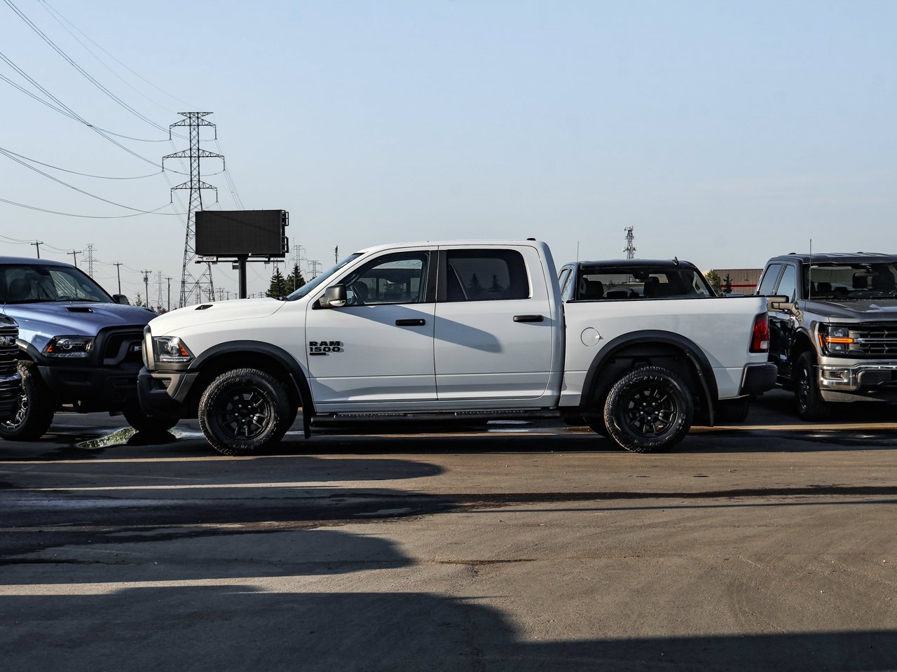 2022 Ram 1500 Classic Warlock 4x4 Crew Cab 5'7 Box White Sherwood Park - photo #4