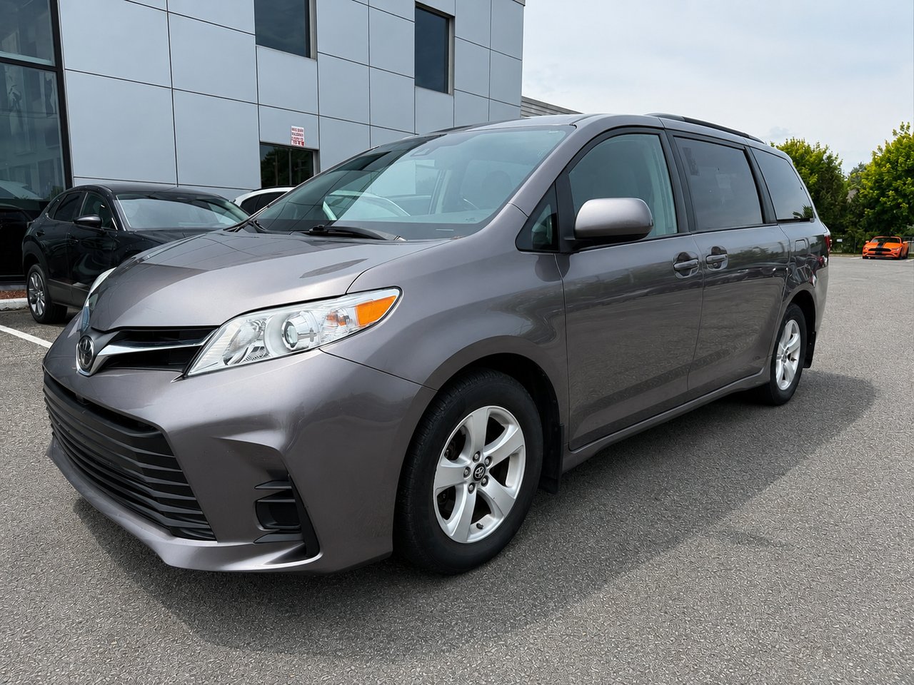 2019 Toyota Sienna LE Grey Châteauguay - photo #2