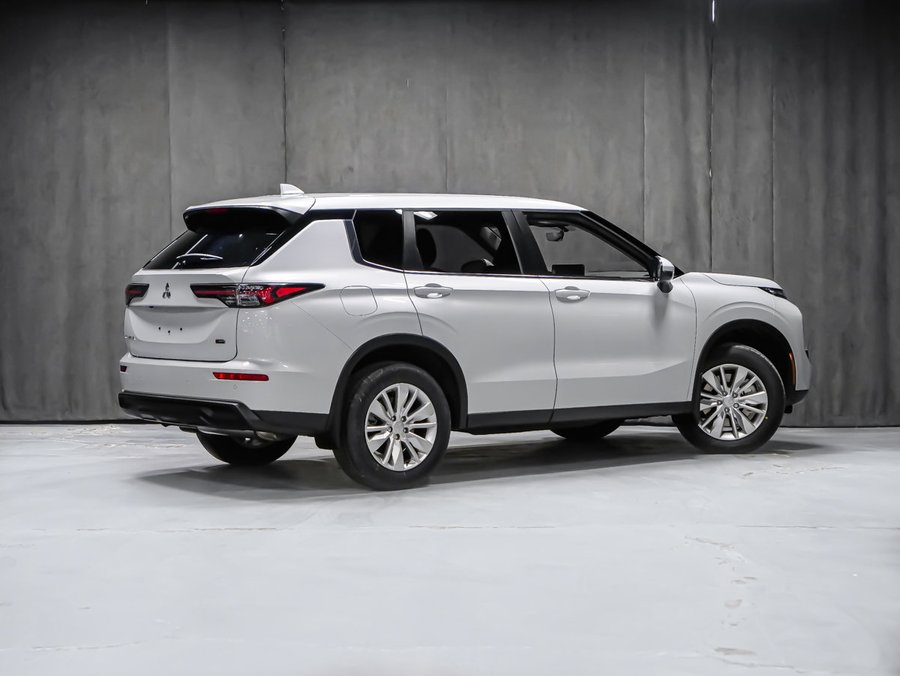 2026 Mitsubishi Outlander ES White Diamond