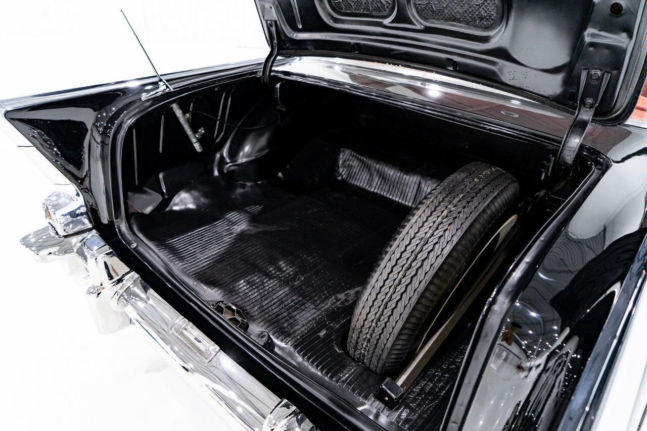 Chevrolet Bel Air Beautifully presented. Restored in desirable color combo | PRIX EN USD 1957 Noir Montréal - photo #23
