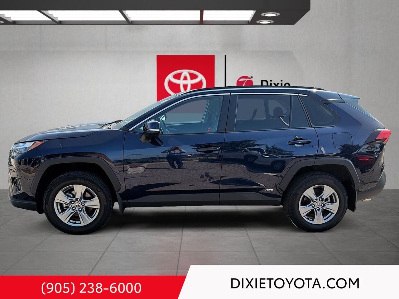 2025 Toyota RAV4 Hybrid XLE AWD / CLEAN CARFAX / HEATED SEATS / MOONROOF / ALLOY WHEELS / CARPLAY AND ANDROID AUTO Blue Mississauga - photo #5