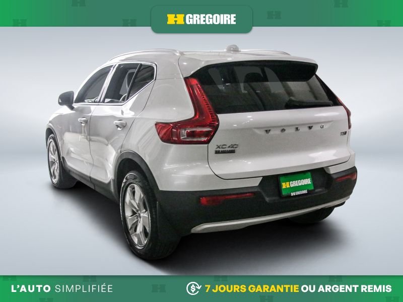2022 Volvo XC40 White Laval - photo #2