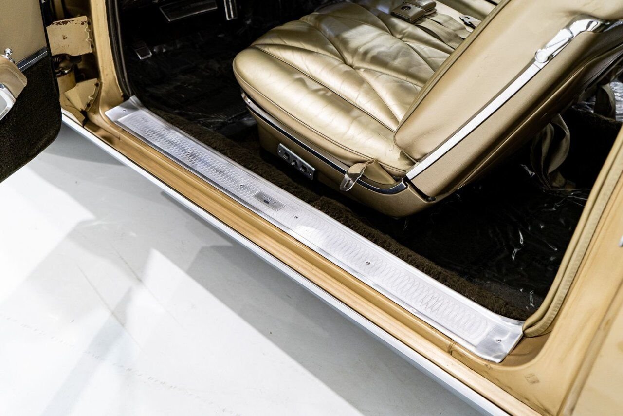 1969 Lincoln Continental Only 687 miles from new. Unrestored example **PRICE IN USD** Gold Montreal - photo #68
