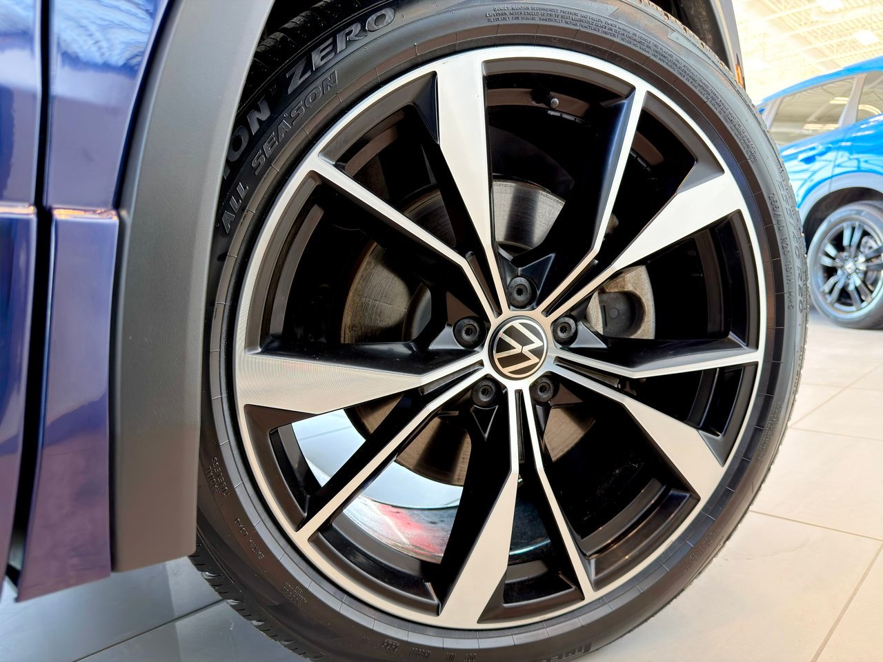 2024 Volkswagen Tiguan Blue Notre-Dame-des-Prairies - photo #16