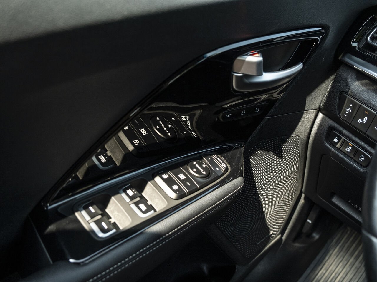 2021 Kia Niro Plug-in Hybrid Blue Gatineau - photo #15