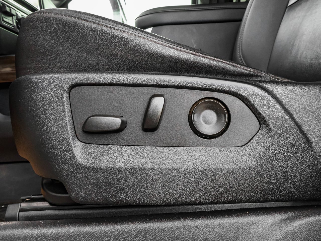 2022 Chevrolet Silverado 1500 4WD Crew Cab 147 LT Trail Boss White Sherwood Park - photo #21