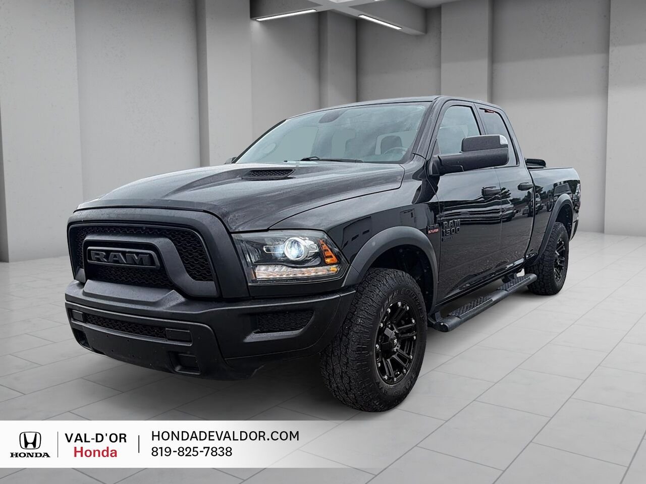 Ram 1500 Classic Warlock Quad Cab 4x4 caisse de 6 pi 4 po 2021 Noir Val-d'Or - photo #0