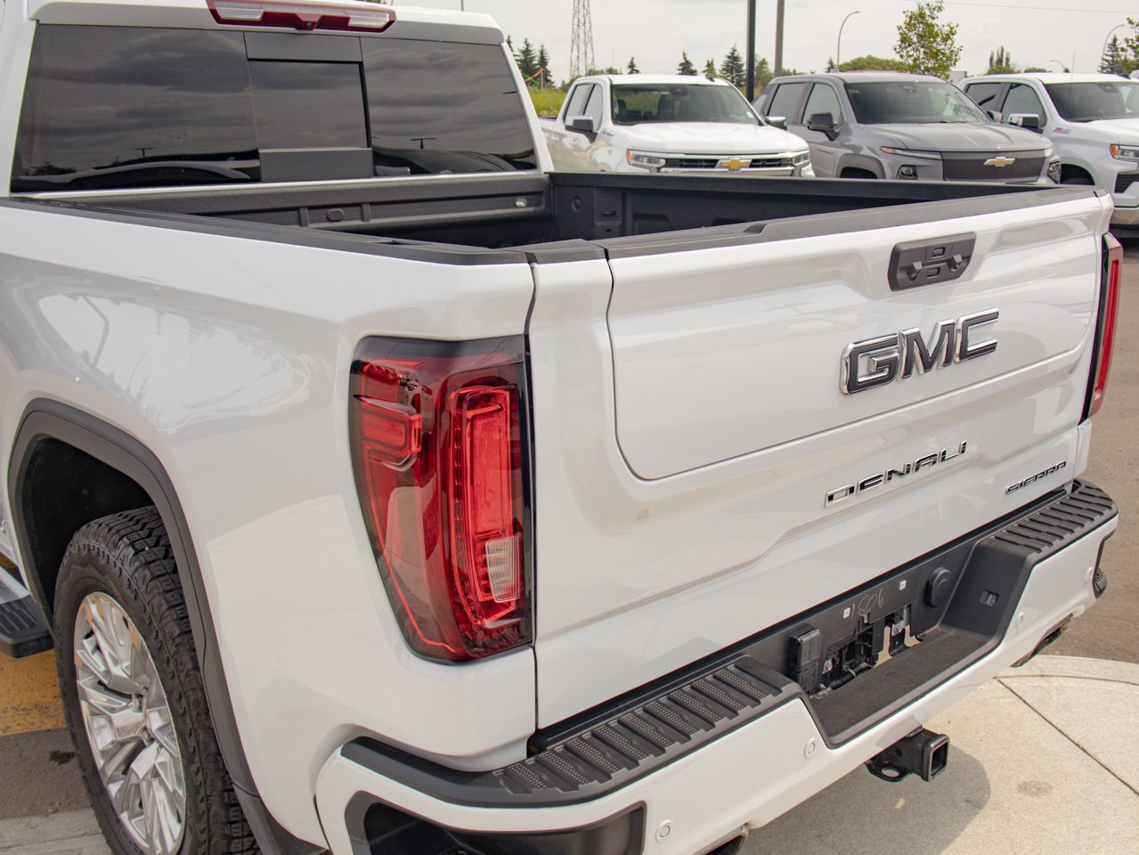 2024 GMC Sierra 1500 4WD Crew Cab 147 Denali White Sherwood Park - photo #11