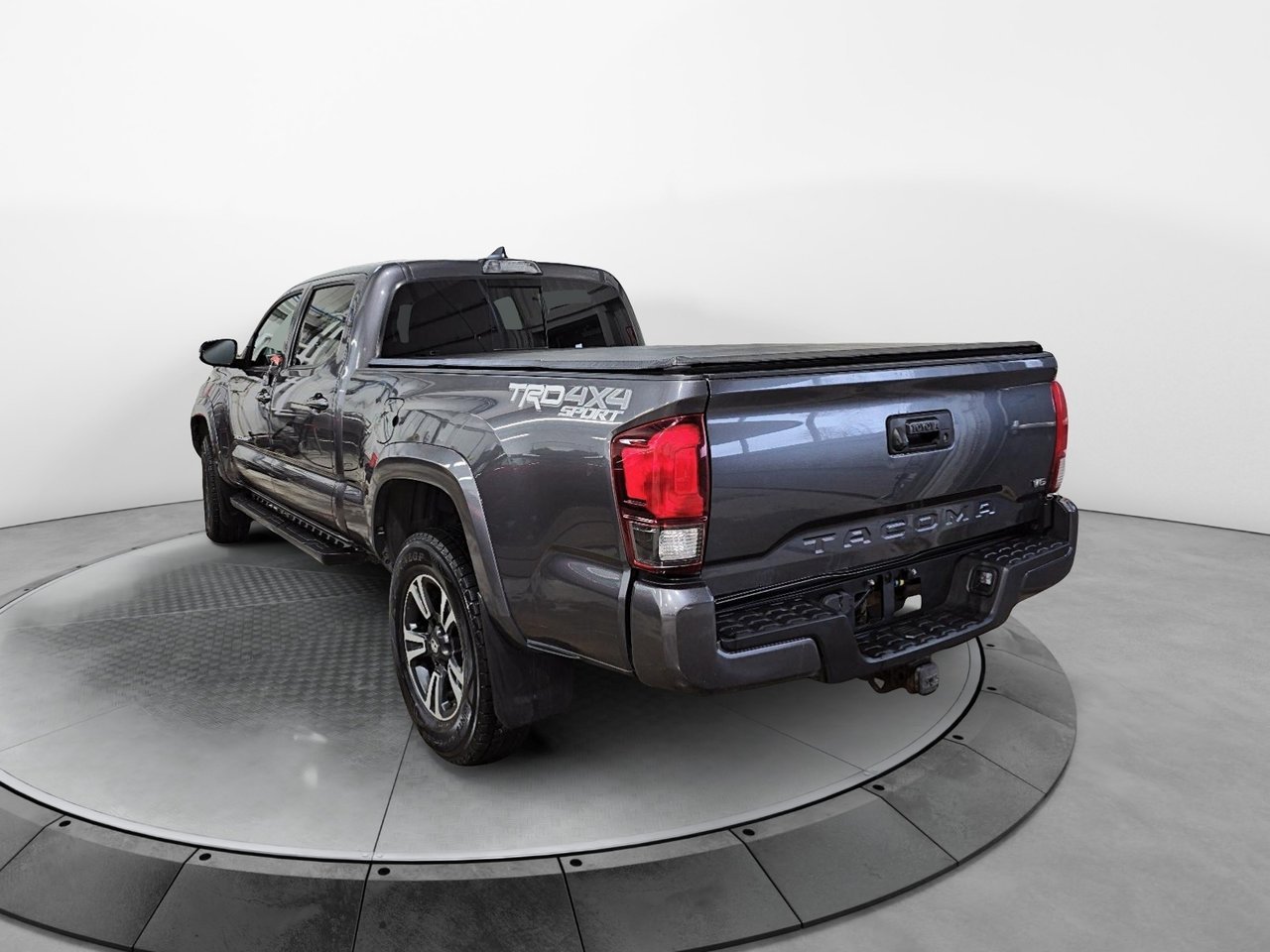 Toyota Tacoma NIV 5TFDZ5BN3JX032785 2018 Gris béton métallisé Baie-Comeau - photo #3