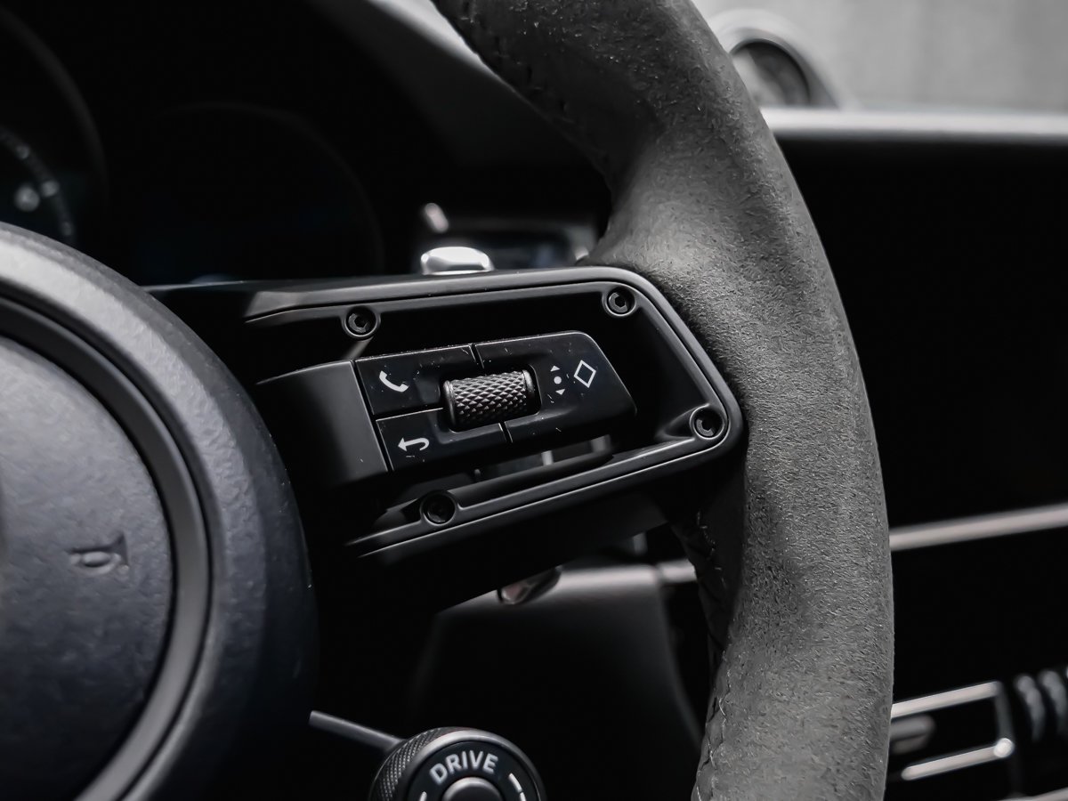 2025 Porsche Macan T Black Montreal - photo #16