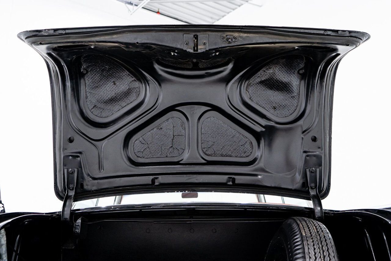 Chevrolet Bel Air Beautifully presented. Restored in desirable color combo | PRIX EN USD 1957 Noir Montréal - photo #27
