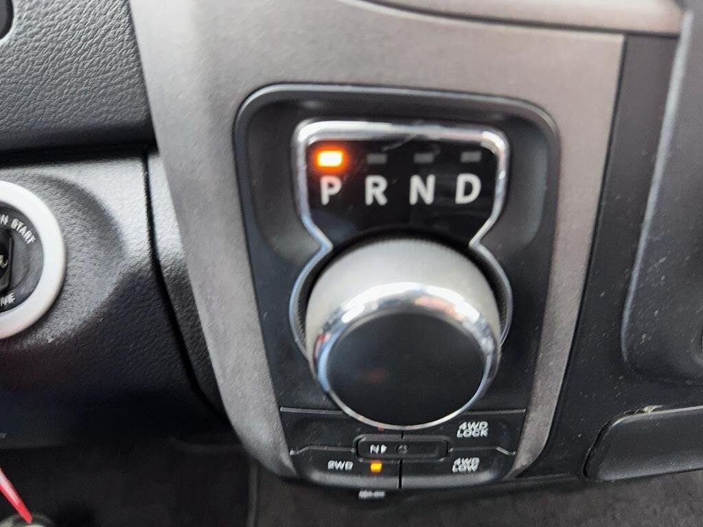 2020 Ram 1500 Classic VIN 1C6RR7FG9LS154863 Black Chicoutimi - photo #15