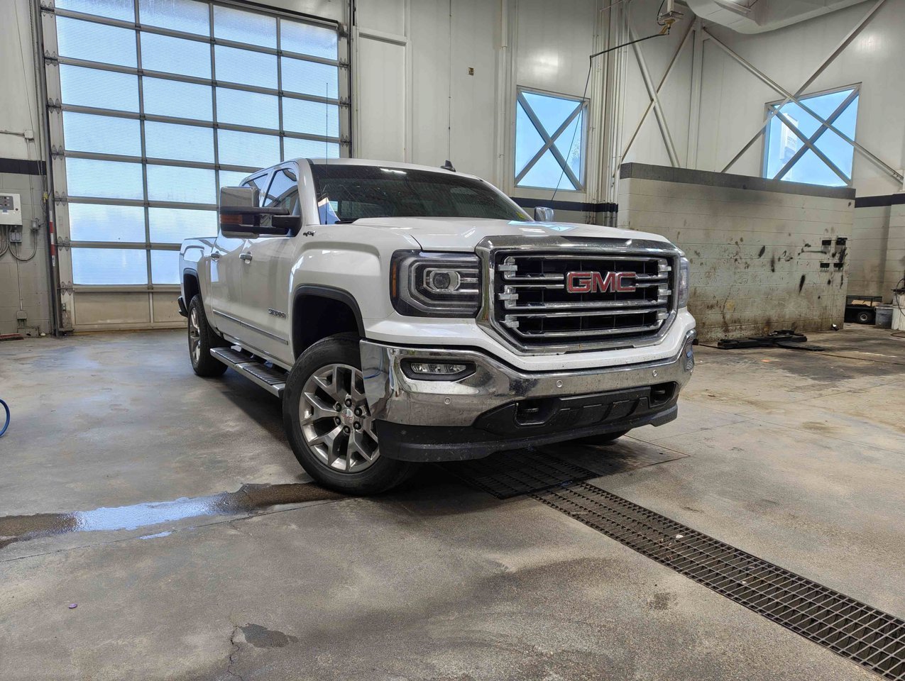 2017 GMC Sierra 1500 4WD Crew Cab 143.5 SLT White Sherwood Park - photo #1