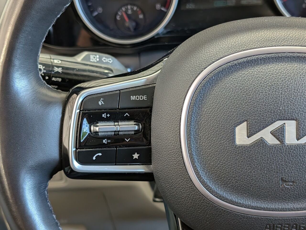 Kia Carnival LX/SIÈGES CHAUFFANTS/VOLANT CHAUFFANT/CAMÉRA DE RECUL/BLUETOOTH/AC/VITRES ÉLECTRIQUES 2023 Blanc Sherbrooke - photo #15