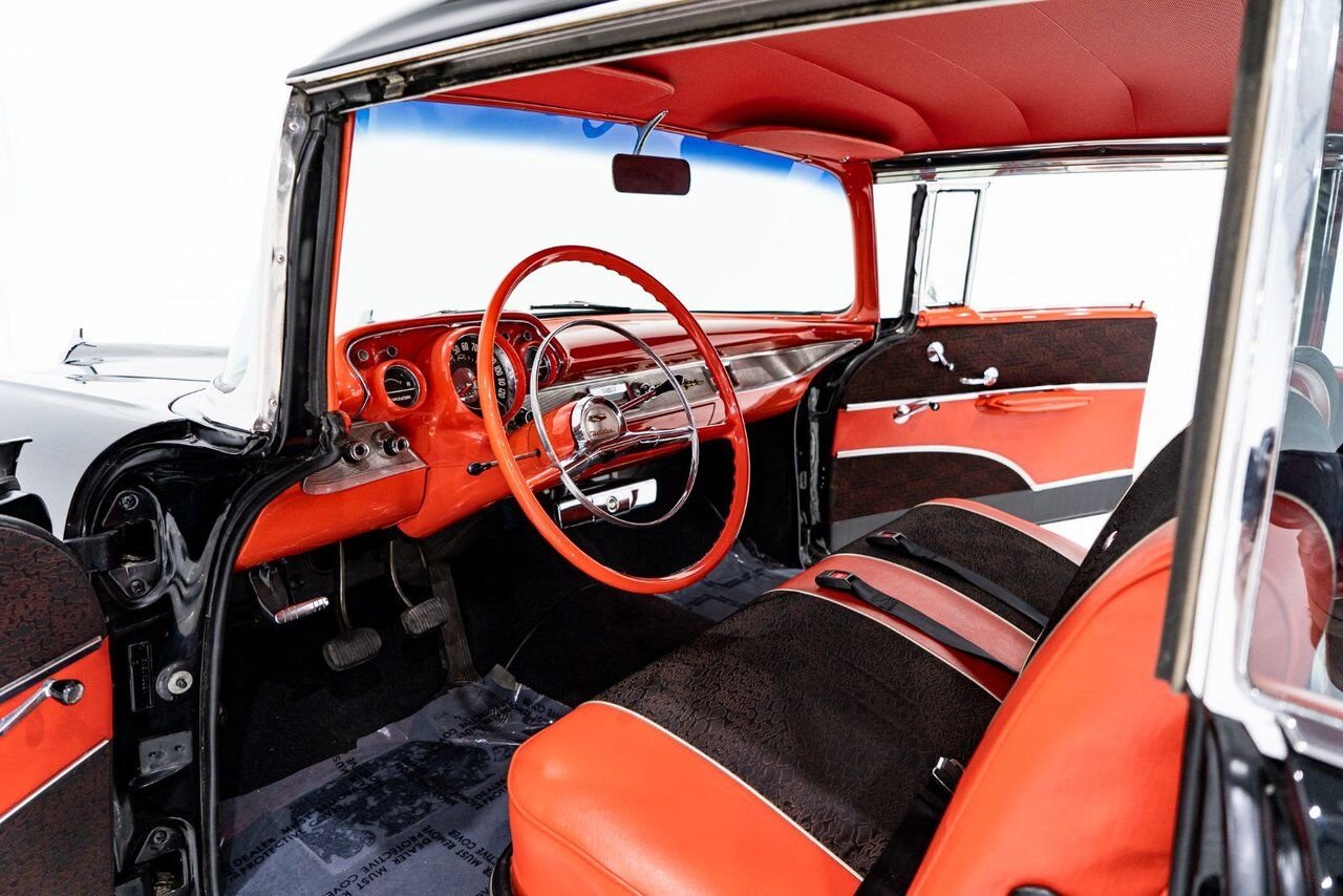 Chevrolet Bel Air Beautifully presented. Restored in desirable color combo | PRIX EN USD 1957 Noir Montréal - photo #7