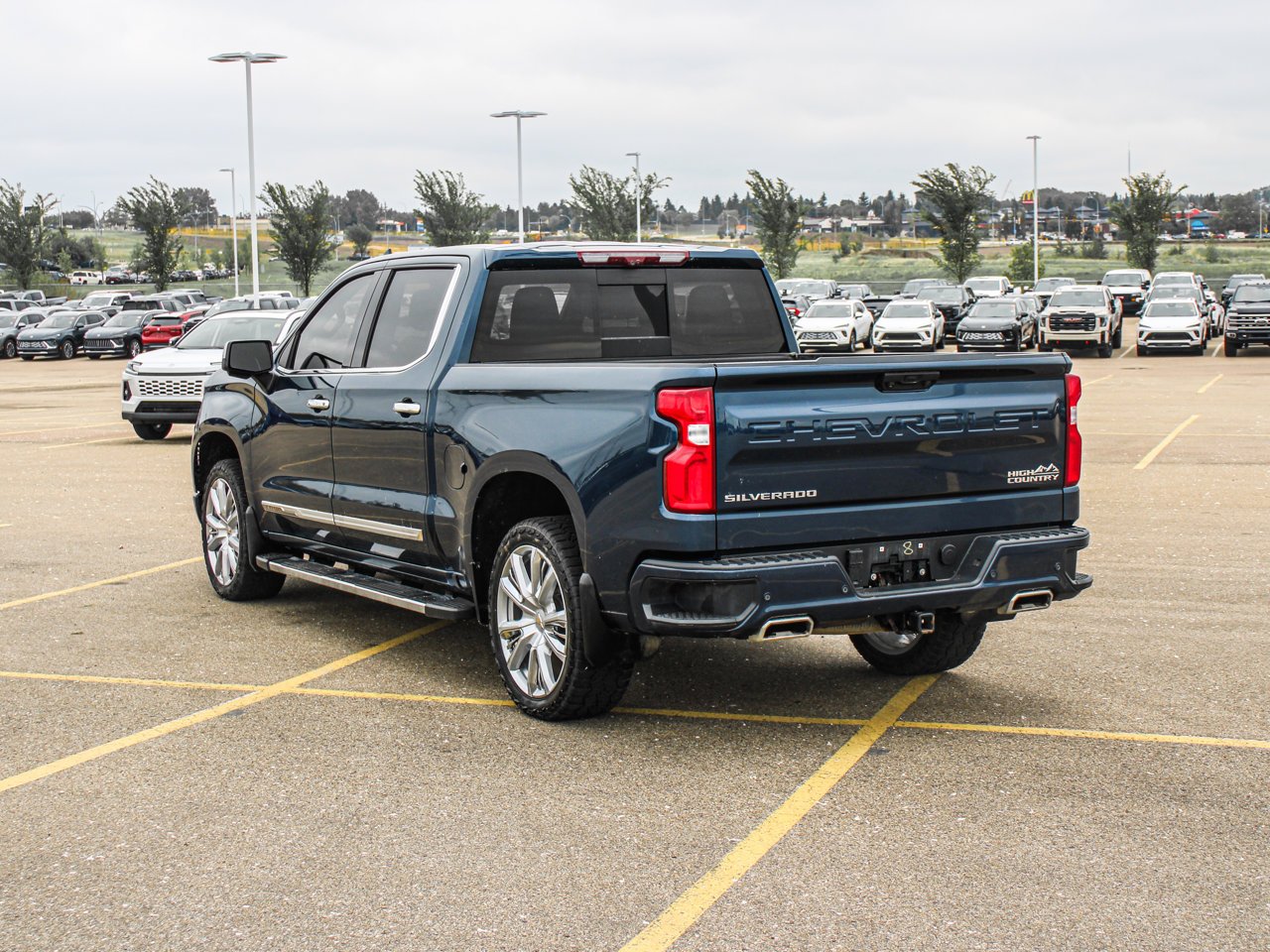 2022 Chevrolet Silverado 1500 4WD Crew Cab 147 High Country Blue Sherwood Park - photo #5