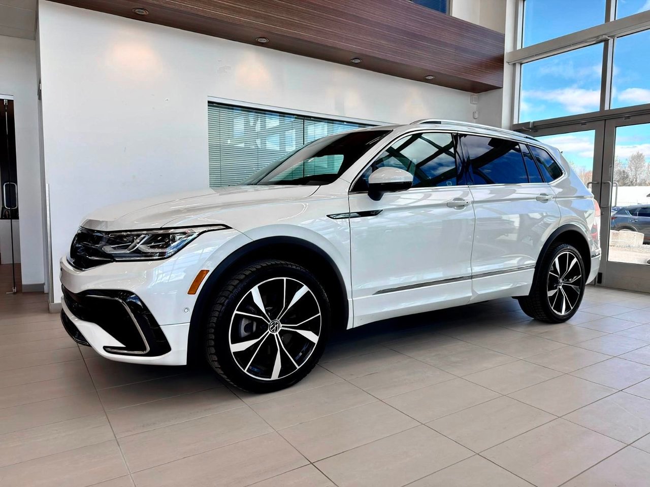 2024 Volkswagen Tiguan White Notre-Dame-des-Prairies - photo #3