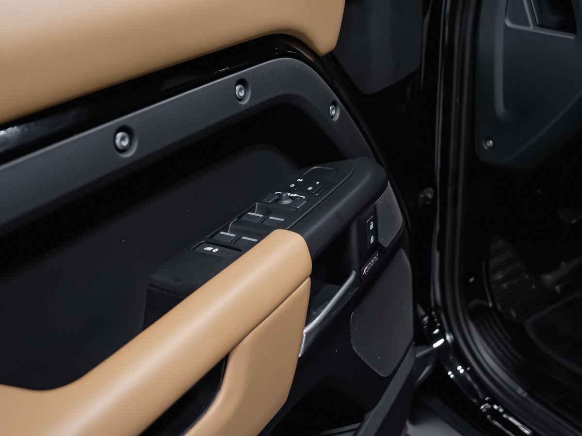 2026 Land Rover Defender X-Dynamic SE V8 Black Montreal - photo #26