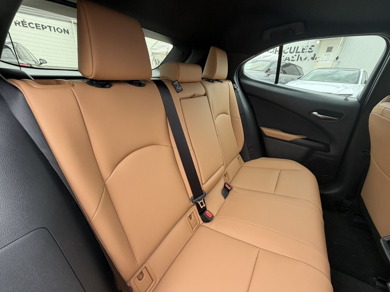 2025 Lexus UX UX 300h CAWD Beige Laval - photo #16