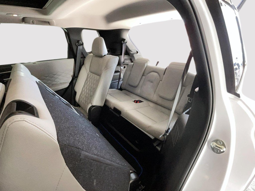 2023 Mitsubishi OUTLANDER White Amos - photo #20