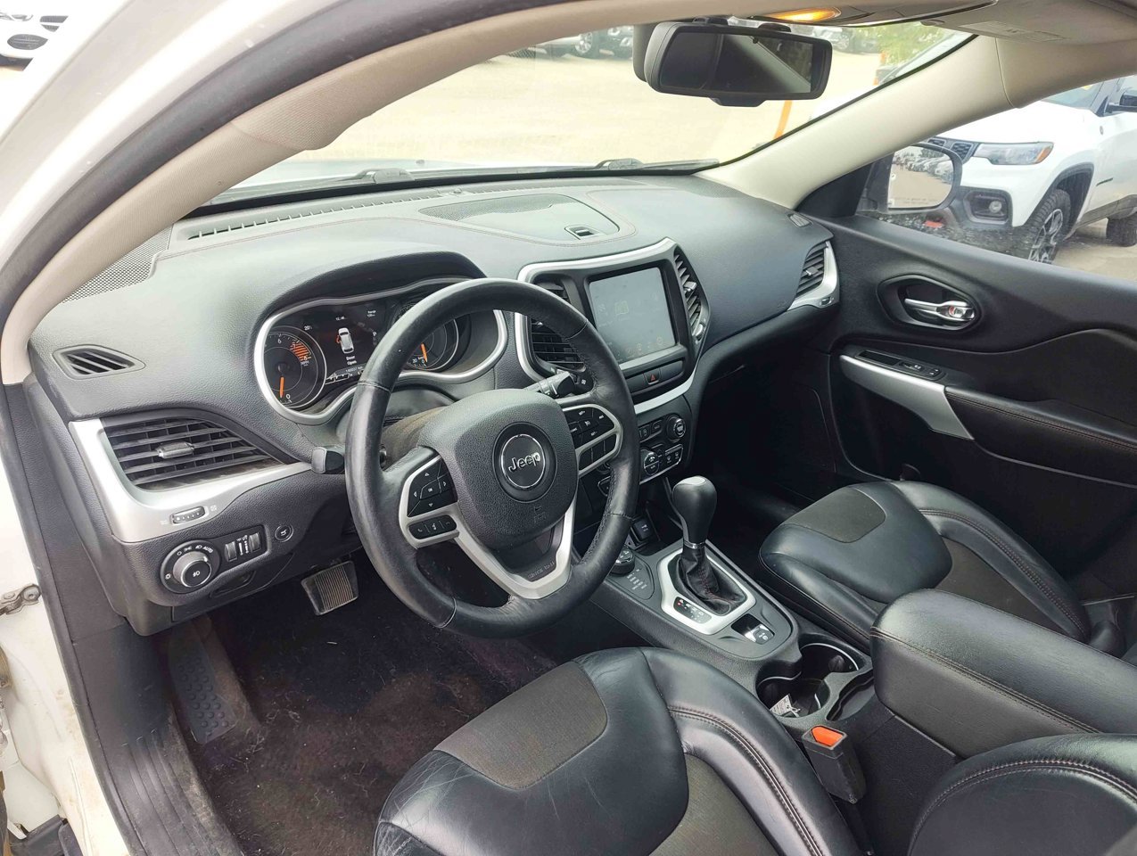 2017 Jeep Cherokee 4WD 4dr Trailhawk White Sherwood Park - photo #6