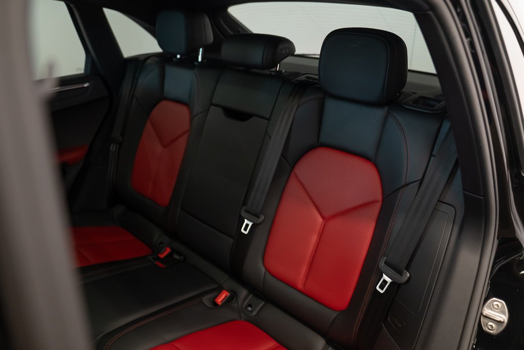 2018 Porsche Macan Sport \\ LOW KM Black Kirkland - photo #19