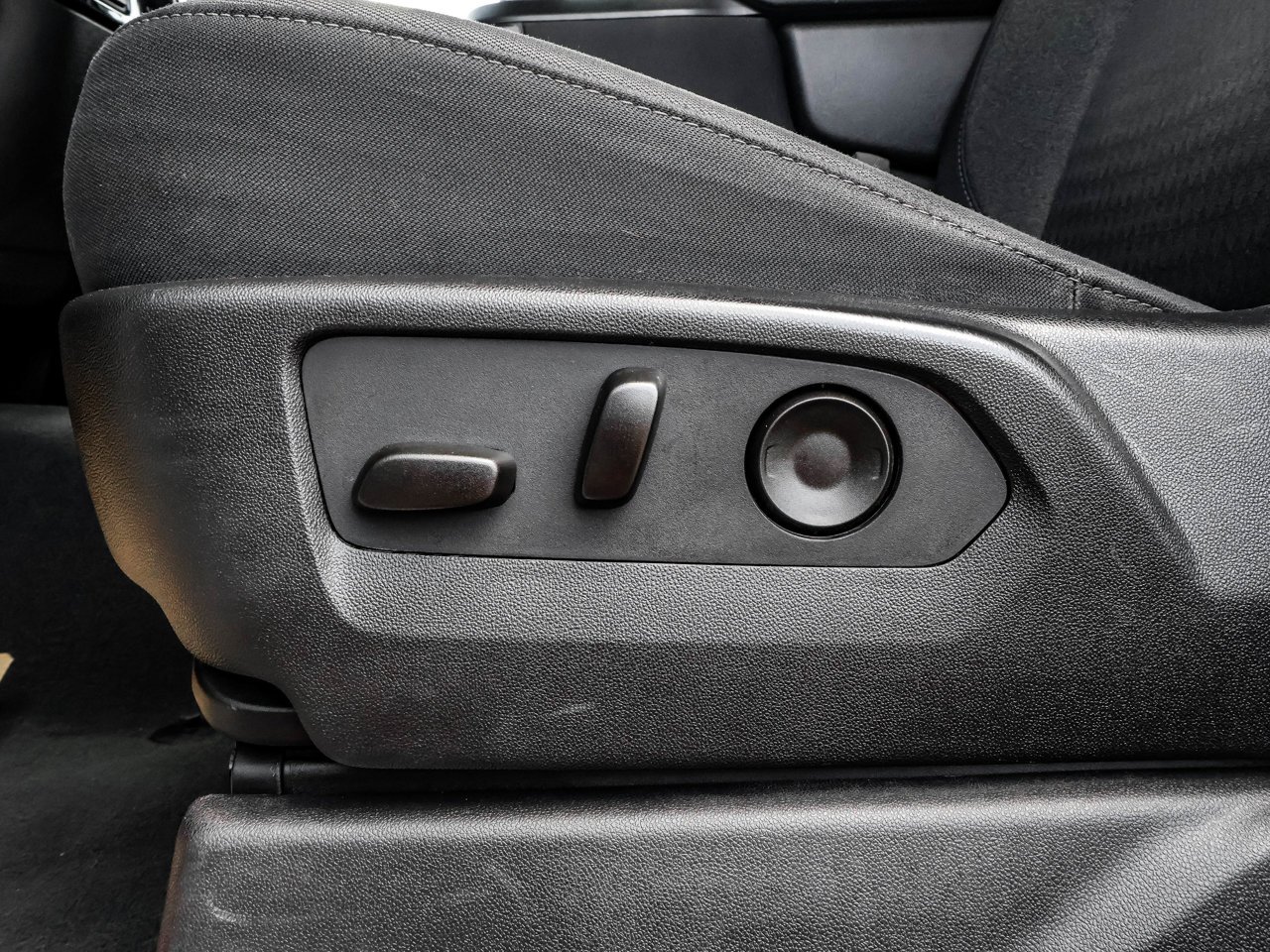 2025 Chevrolet Silverado 1500 4WD Crew Cab 147 LT White Sherwood Park - photo #20