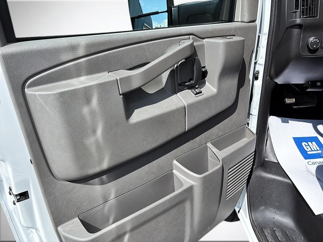 2026 GMC Savana Commercial Cutaway 3500 fourgonnette 139 po SUMMIT WHITE Saint-Hyacinthe - photo #8
