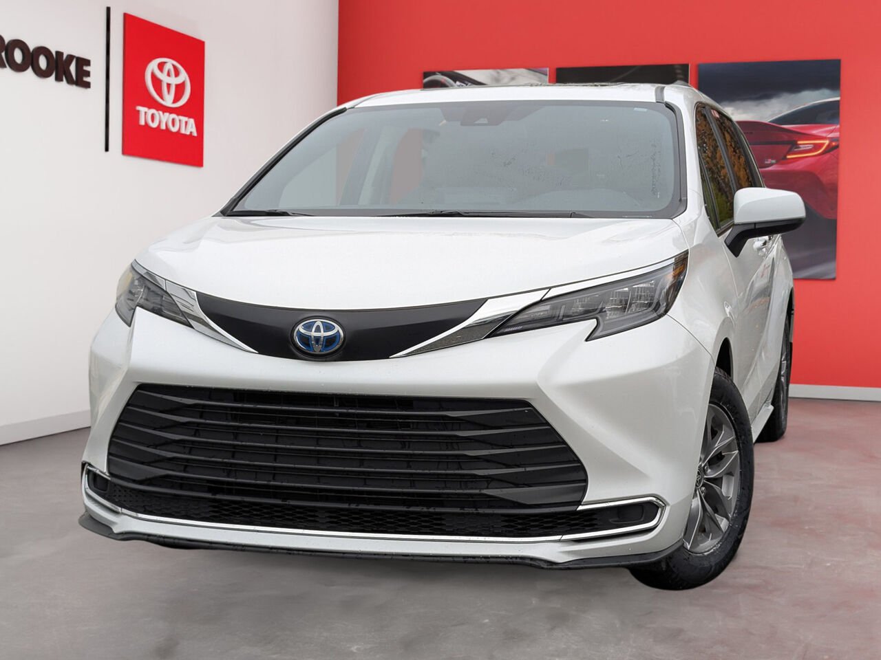 2024 Toyota Sienna 5TDGRKEC8RS203182 Wind Chill Pearl Sherbrooke - photo #0