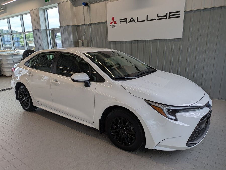 2024 Toyota Corolla hybride LE AWD White