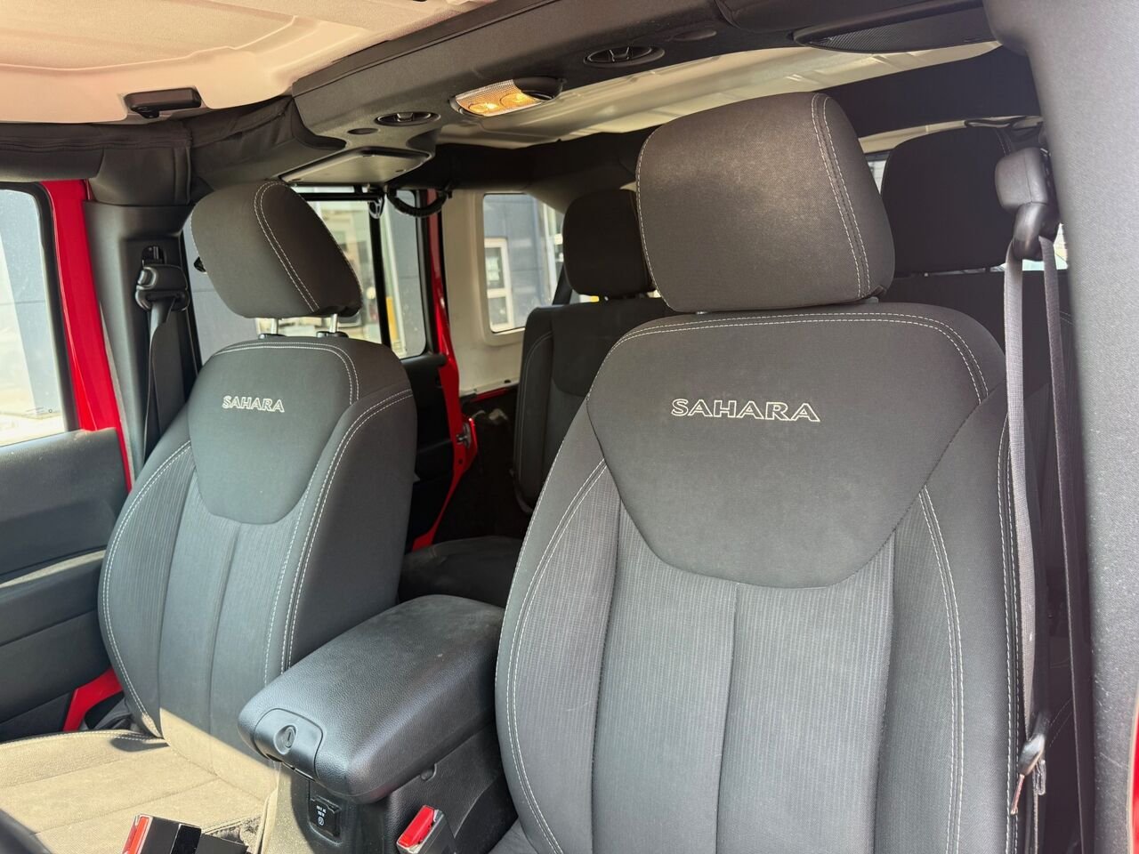 2017 Jeep Wrangler Unlimited Modèle Sahara 4 portes traction intégrale Red Châteauguay - photo #10