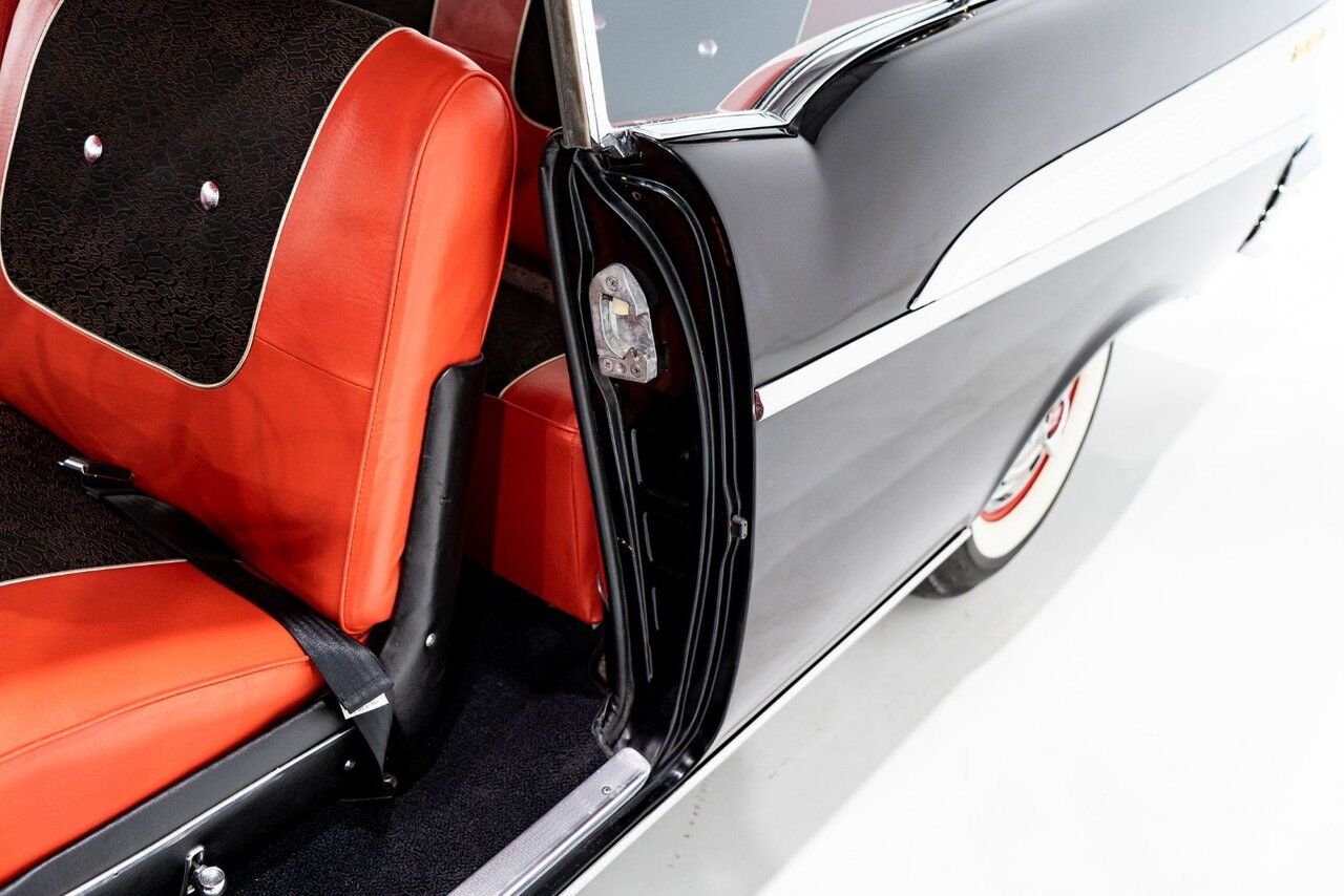 Chevrolet Bel Air Beautifully presented. Restored in desirable color combo | PRIX EN USD 1957 Noir Montréal - photo #76