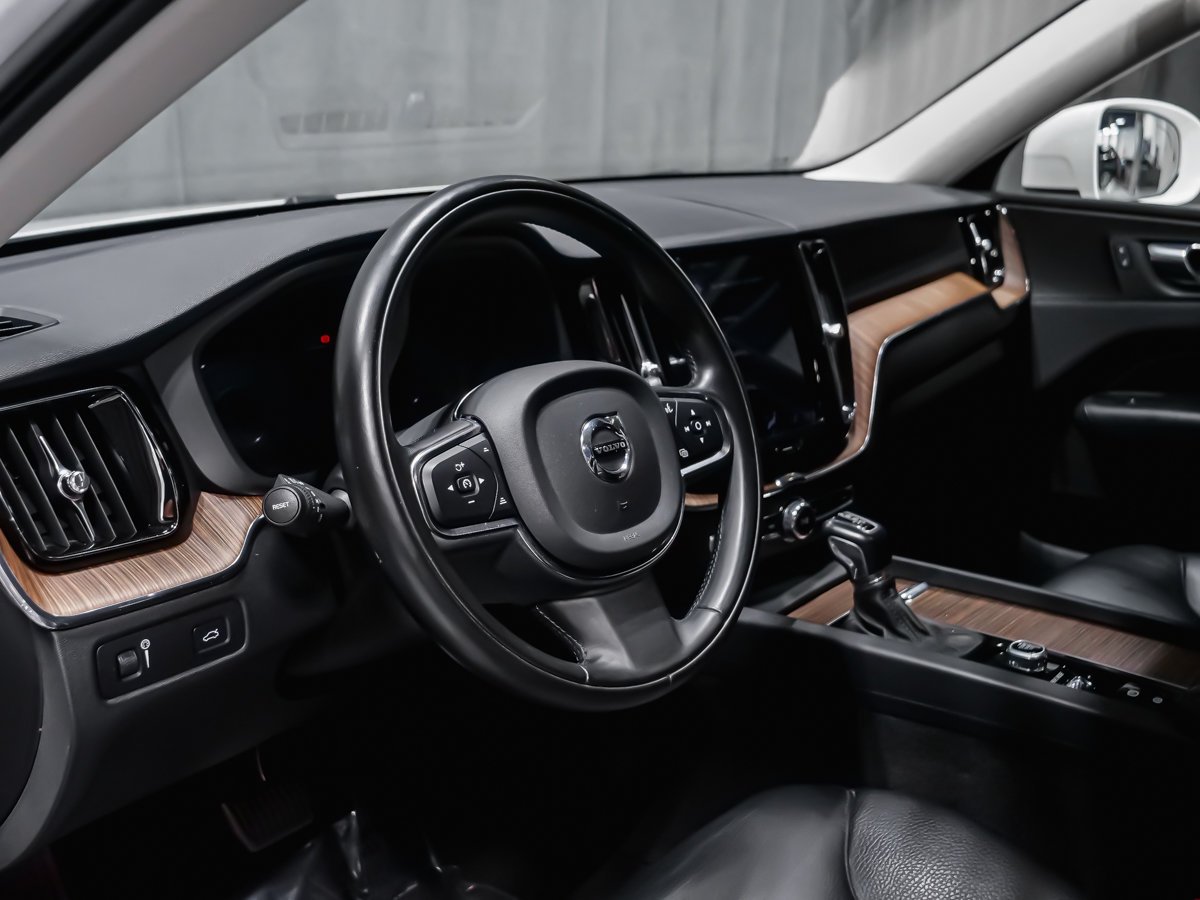 Volvo XC60 T6 MOMENTUM CLIMATE 2021 Blanc Montréal - photo #6