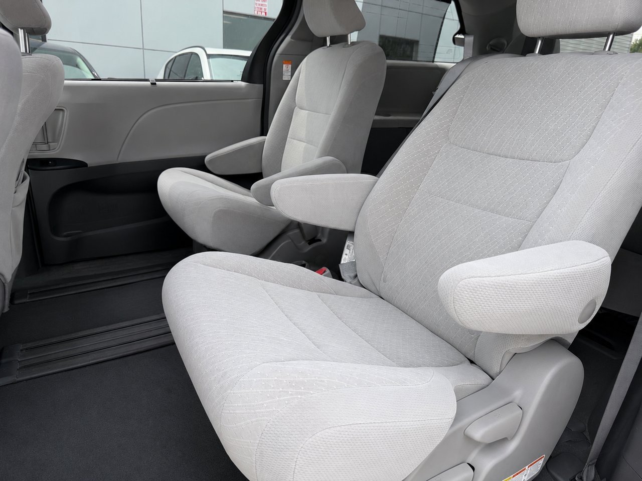 2019 Toyota Sienna LE Grey Châteauguay - photo #7
