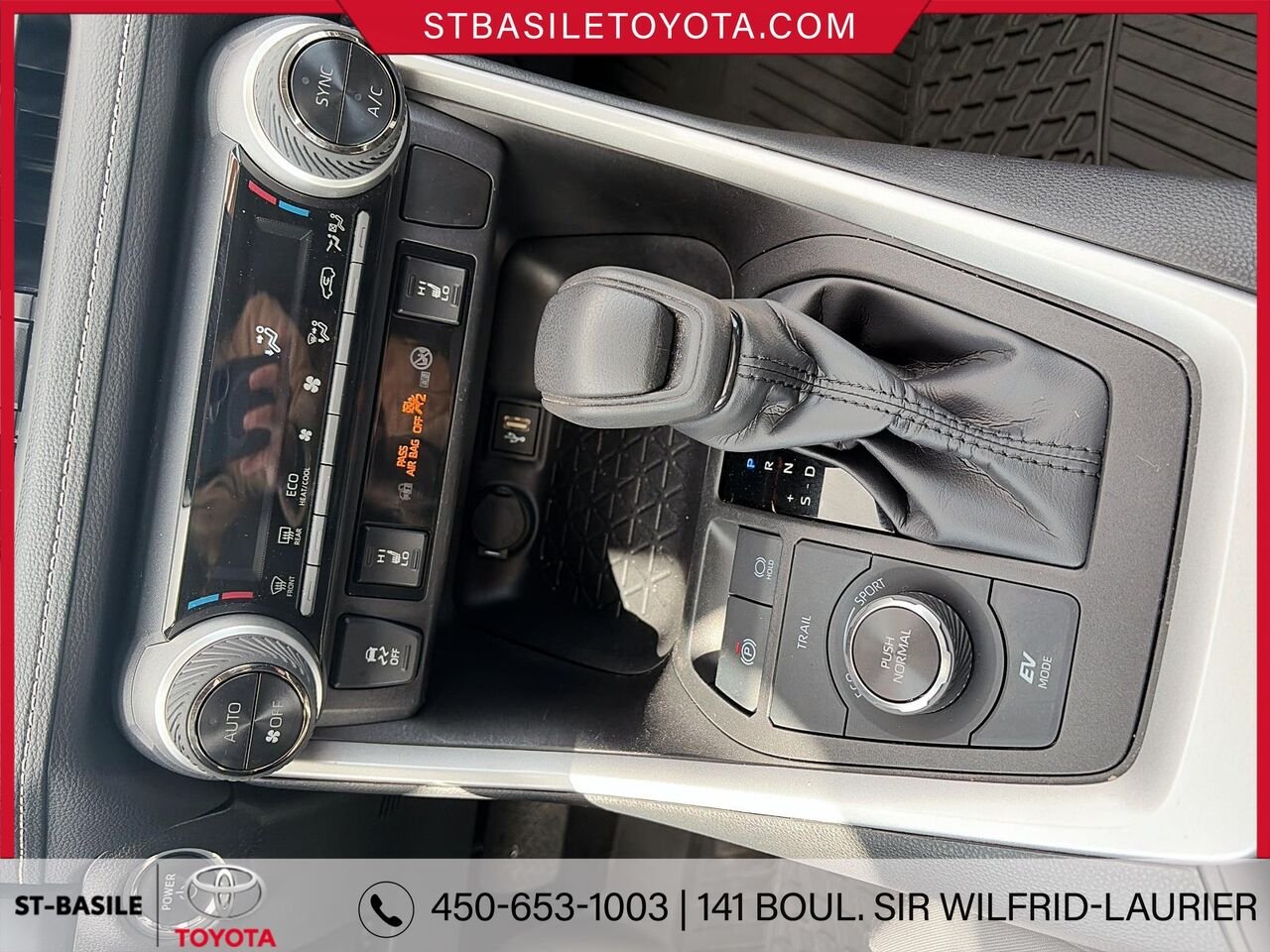 Toyota RAV4 Hybride 2024 Rouge rubis nacré Saint-Basile-le-Grand - photo #17