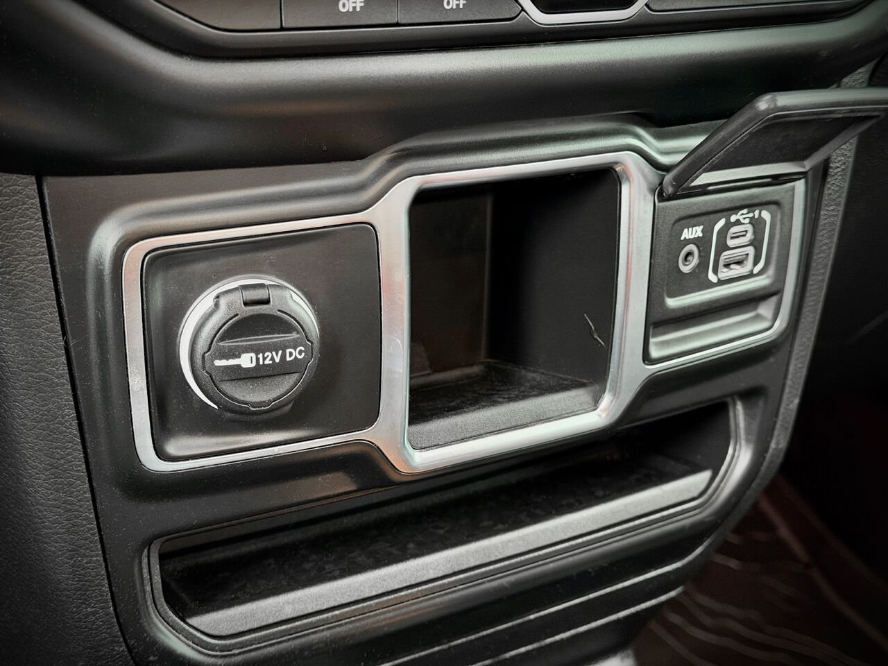 2022 Jeep Wrangler Silver Notre-Dame-des-Prairies - photo #31
