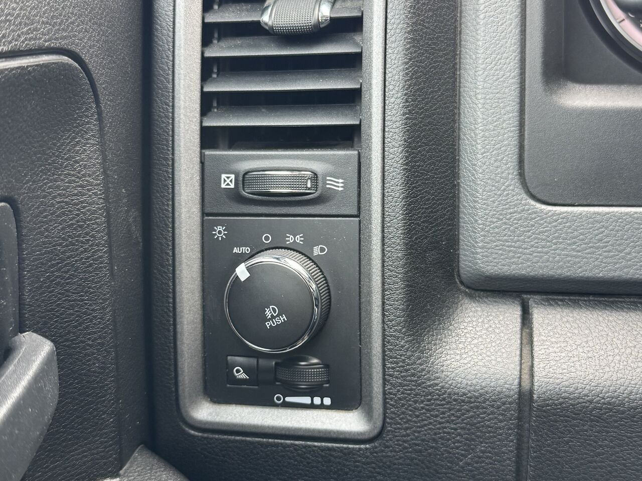 Ram 1500 Classic 2019 Noir Granby - photo #24