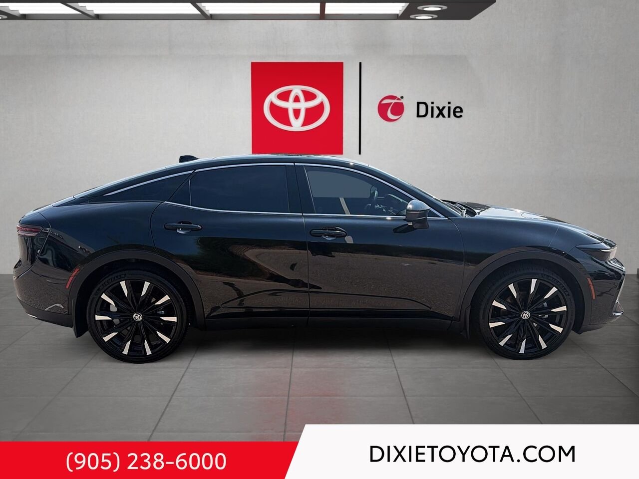2026 Toyota Crown HYBRID PLATNIUM AWD / CLEAN CARFAX / HEATED AND VENTILATED SEATS / ALLOY WHEELS / CARPLAY AND ANDROID AUTO Mississauga - photo #2