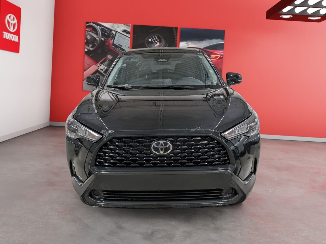 Toyota Corolla Cross LE/SIÈGES CHAUFFANTS/VOLANT CHAUFFANT/CAMÉRA DE RECUL/BLUETOOTH/AC 2024 Noir de jais mica Sherbrooke - photo #1