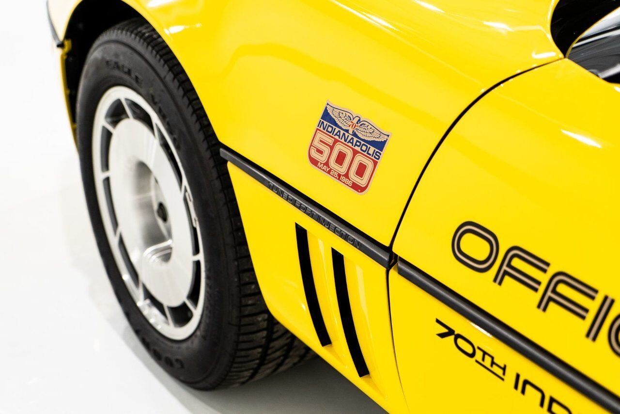 1986 Chevrolet Corvette Pace Car livery with only 17,380km (10,800miles) Yellow Montreal - photo #4