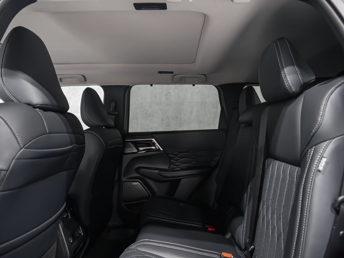 2026 Mitsubishi Outlander Plug-In Hybrid GT Black Diamond Premium Finish Montreal - photo #18
