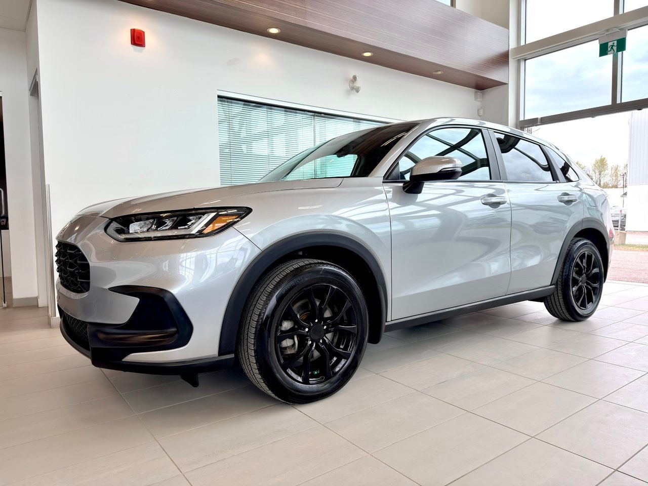 2025 Honda HR-V Silver Notre-Dame-des-Prairies - photo #2