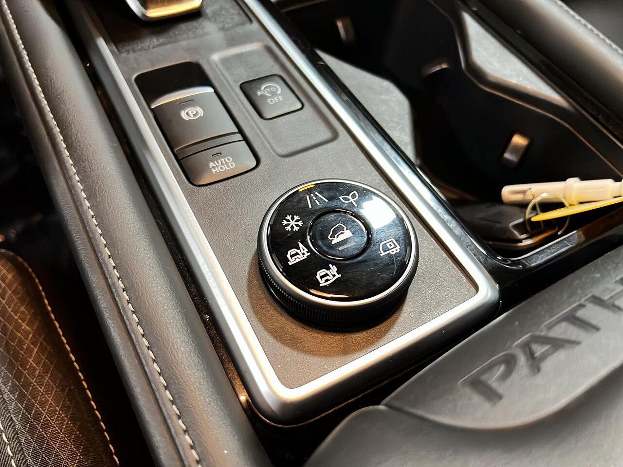 2024 Nissan Pathfinder Black Québec - photo #15